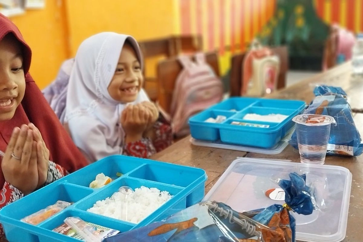 Makan Bergizi Gratis (MBG) untuk anak sekolah, dari mulai tingkat PAUD, SD, SMP, hingga SMA, termasuk santri pesantren