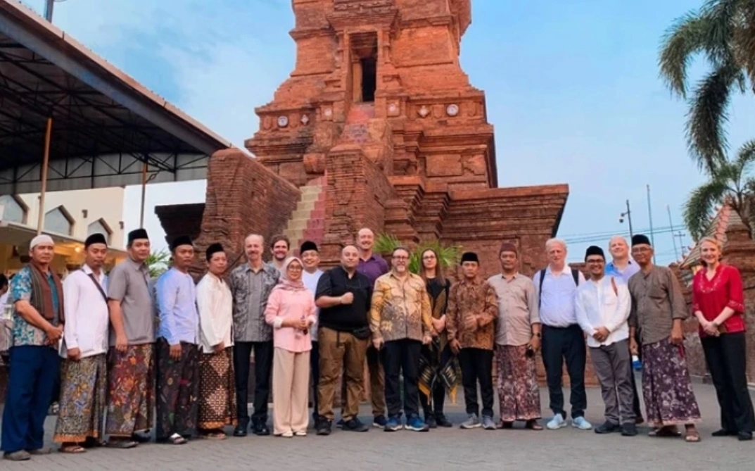 Para peserta Konferensi Internasional Humanitarian Islam saat mengunjungi Menara Kudus, Jawa Tengah